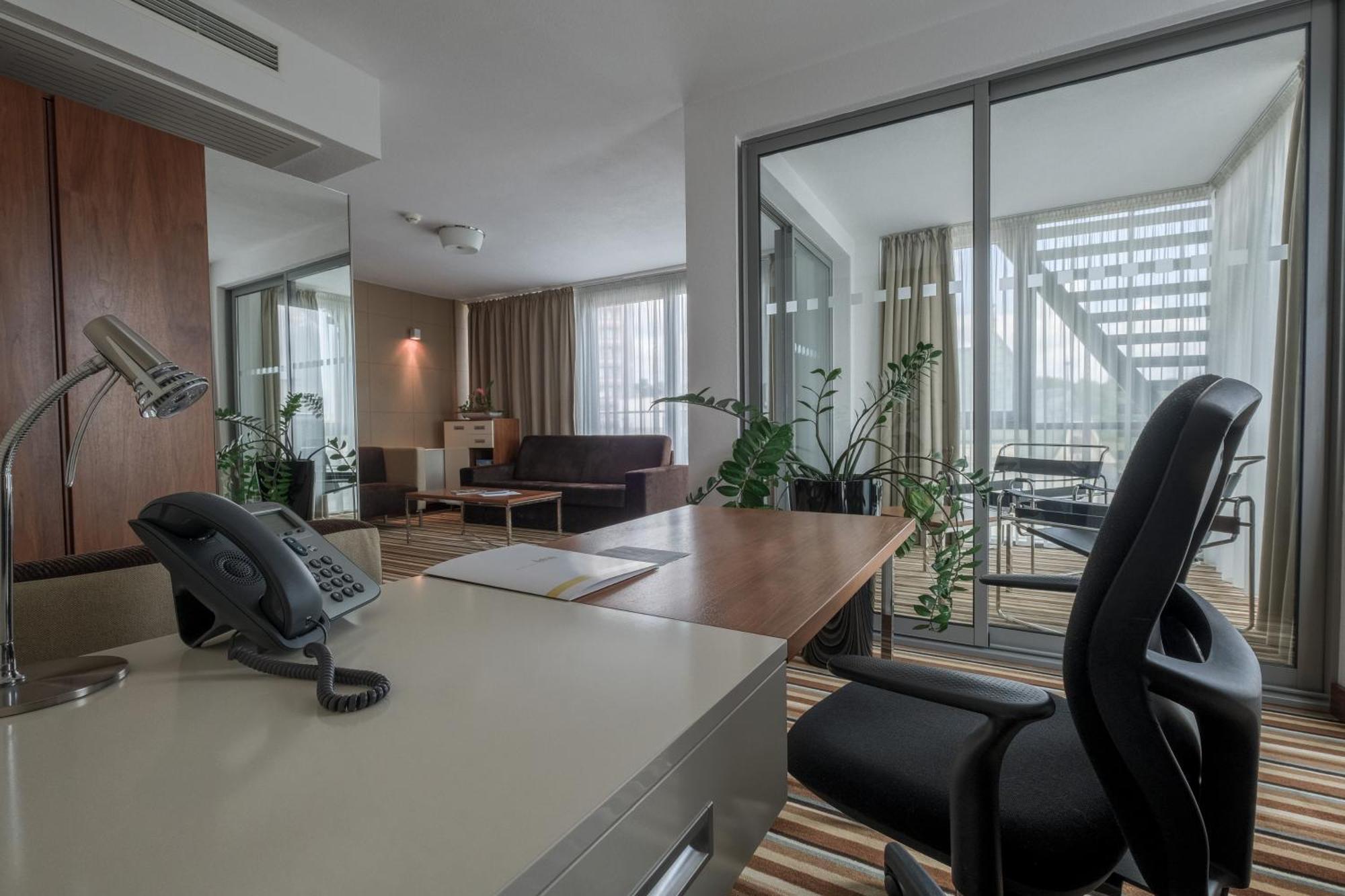 Business Hotel Astrum Laus Levice Exterior foto