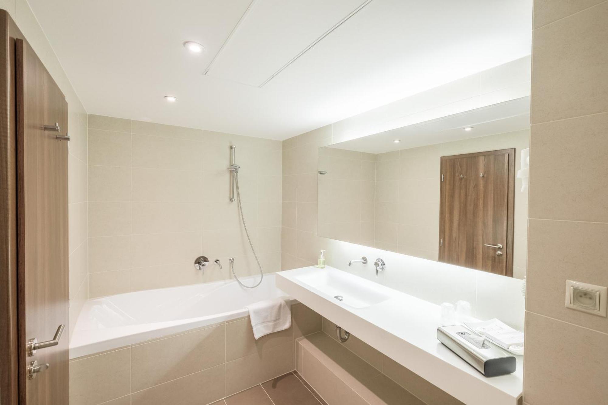 Business Hotel Astrum Laus Levice Exterior foto
