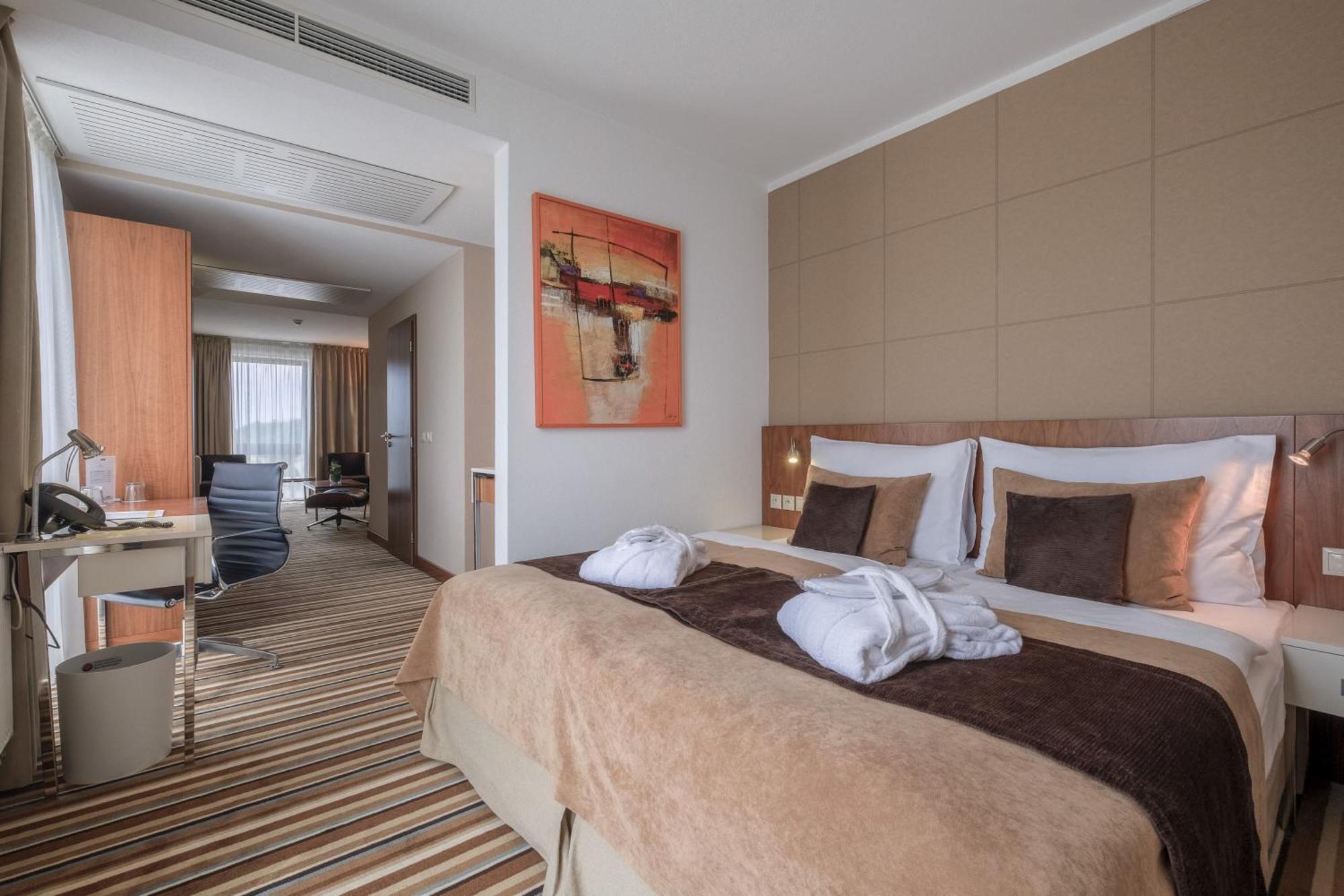 Business Hotel Astrum Laus Levice Exterior foto