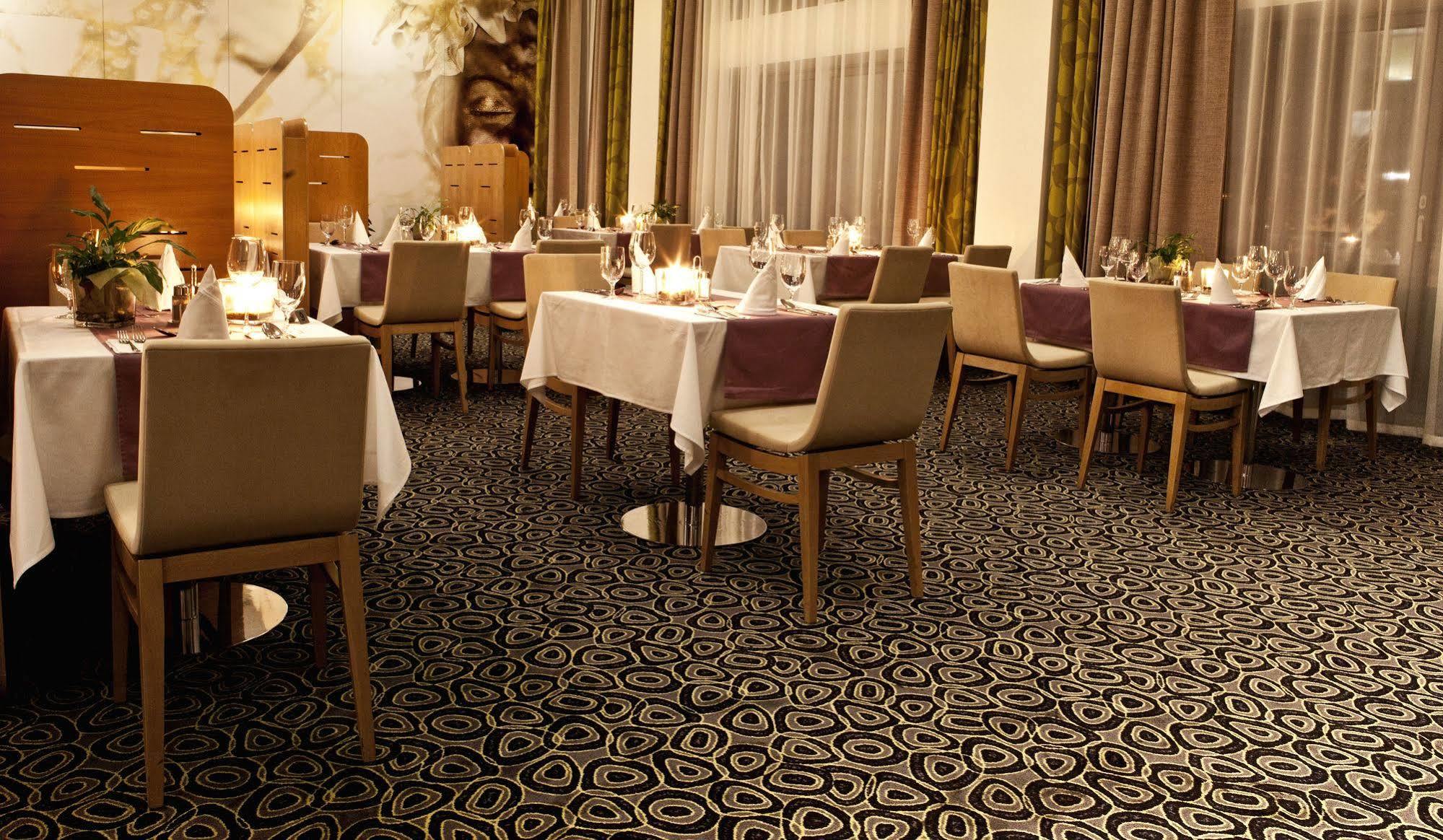 Business Hotel Astrum Laus Levice Exterior foto