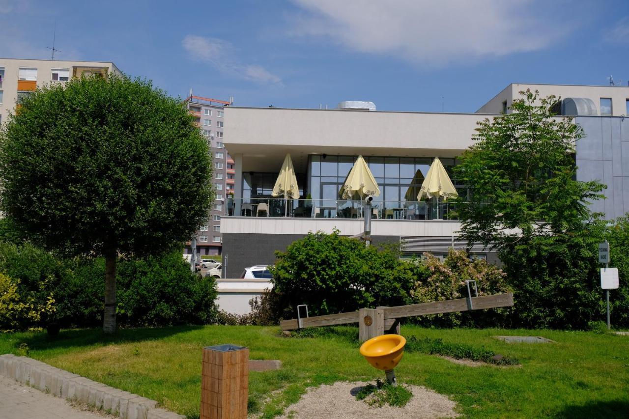 Business Hotel Astrum Laus Levice Exterior foto