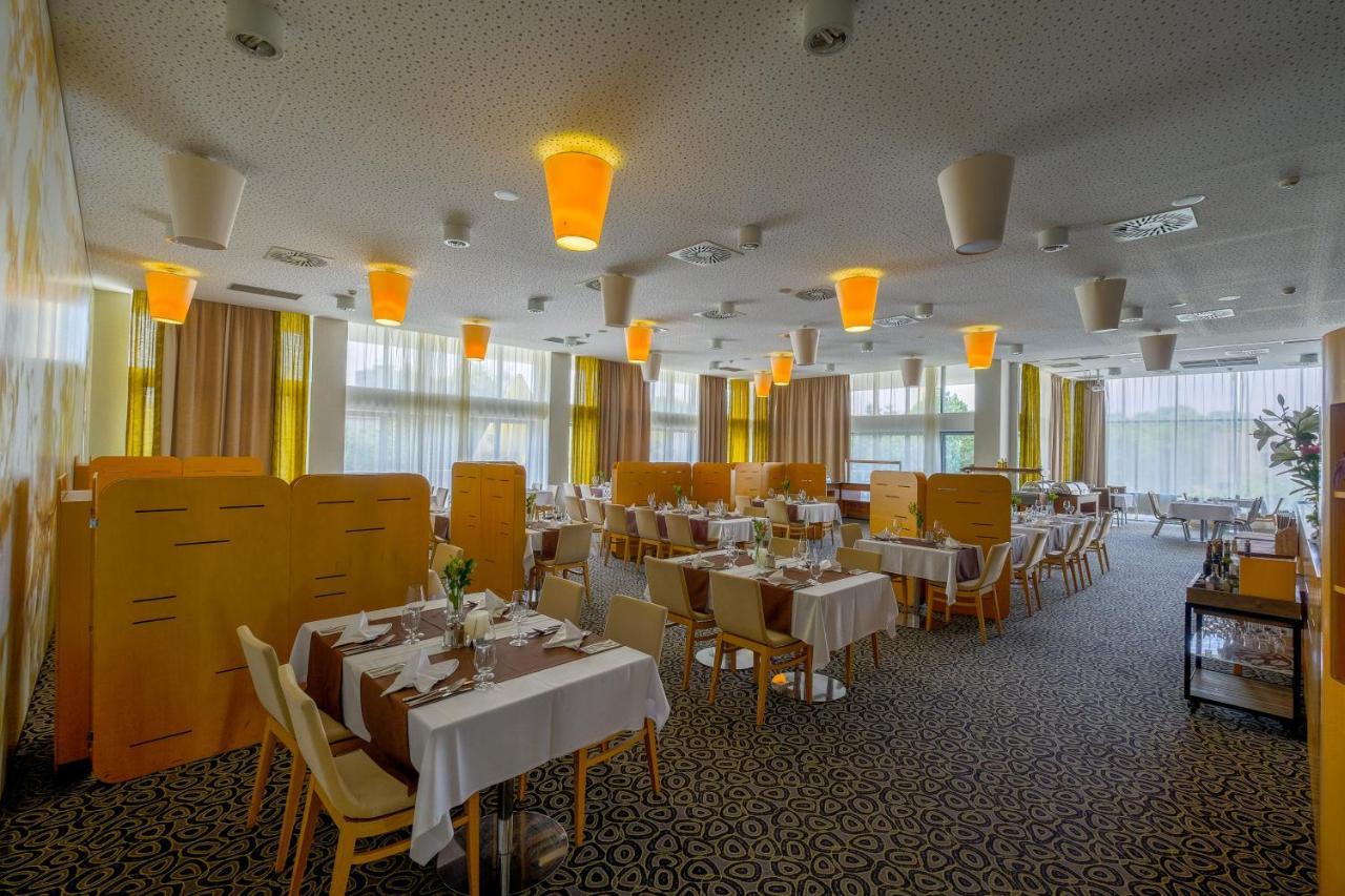 Business Hotel Astrum Laus Levice Exterior foto