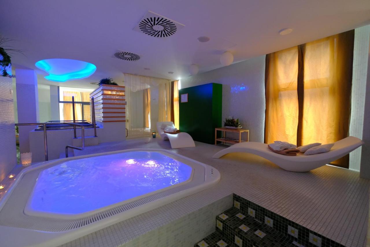 Business Hotel Astrum Laus Levice Exterior foto
