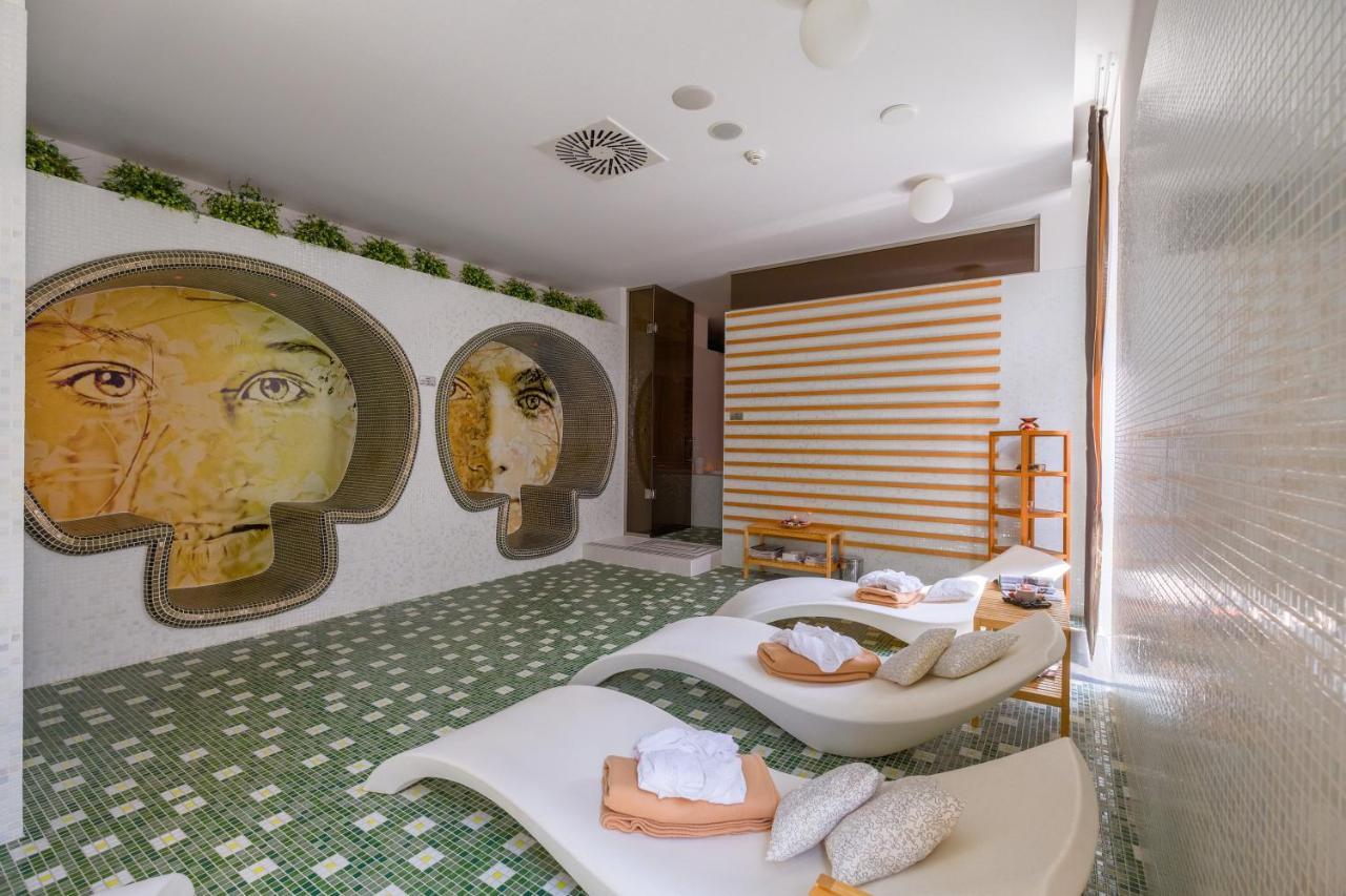 Business Hotel Astrum Laus Levice Exterior foto